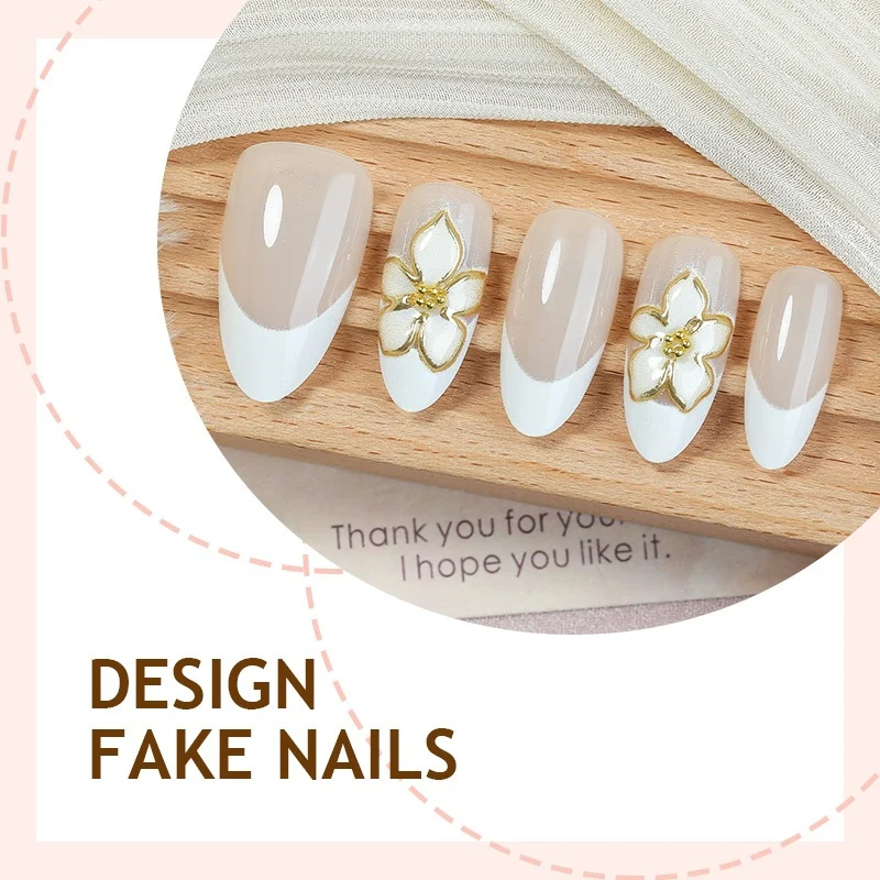 Kunstnagelset mit floralen Akzenten und luxuriösem Glitzer Karnz