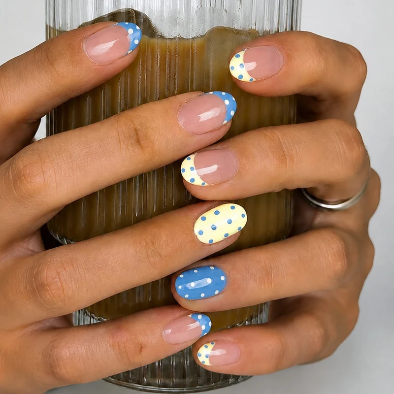 Kunstnagelset mit spielerischen Punkten und eleganten Designs Karnz