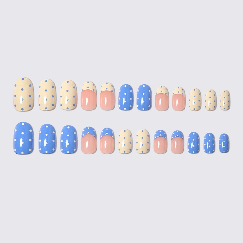 Kunstnagelset mit spielerischen Punkten und eleganten Designs Karnz