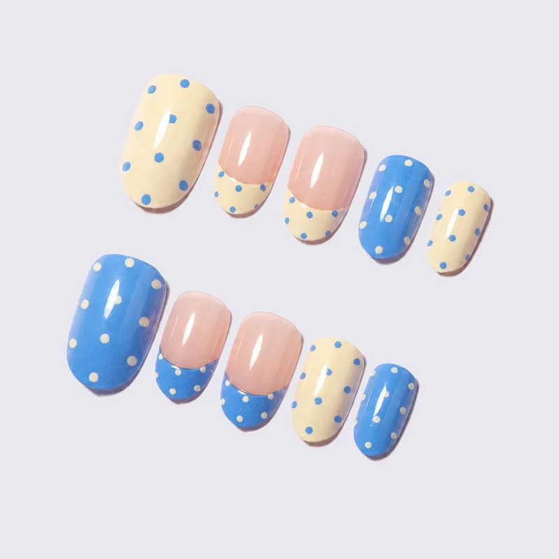Kunstnagelset mit spielerischen Punkten und eleganten Designs Karnz