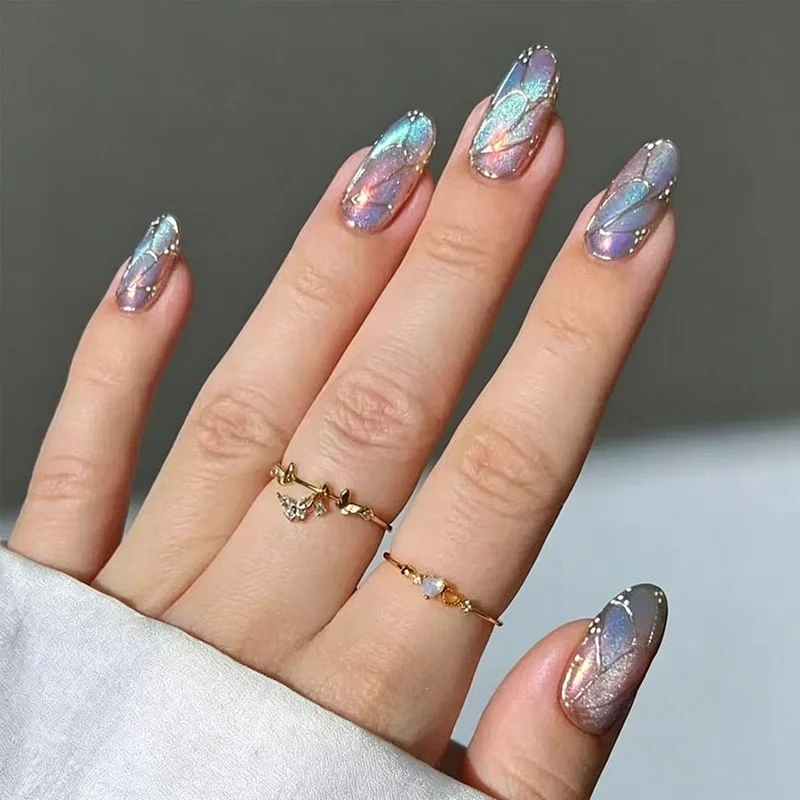 Kunstnagelset mit schimmernden Farbverläufen und eleganten 3D-Details Karnz