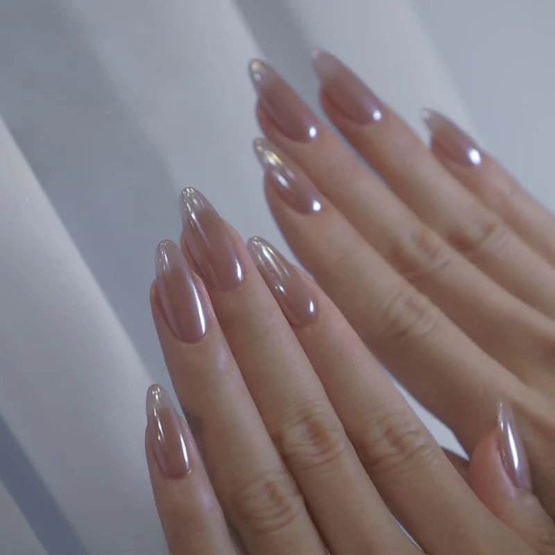 Kunstnagelset mit schimmerndem Design und eleganten Formen Karnz
