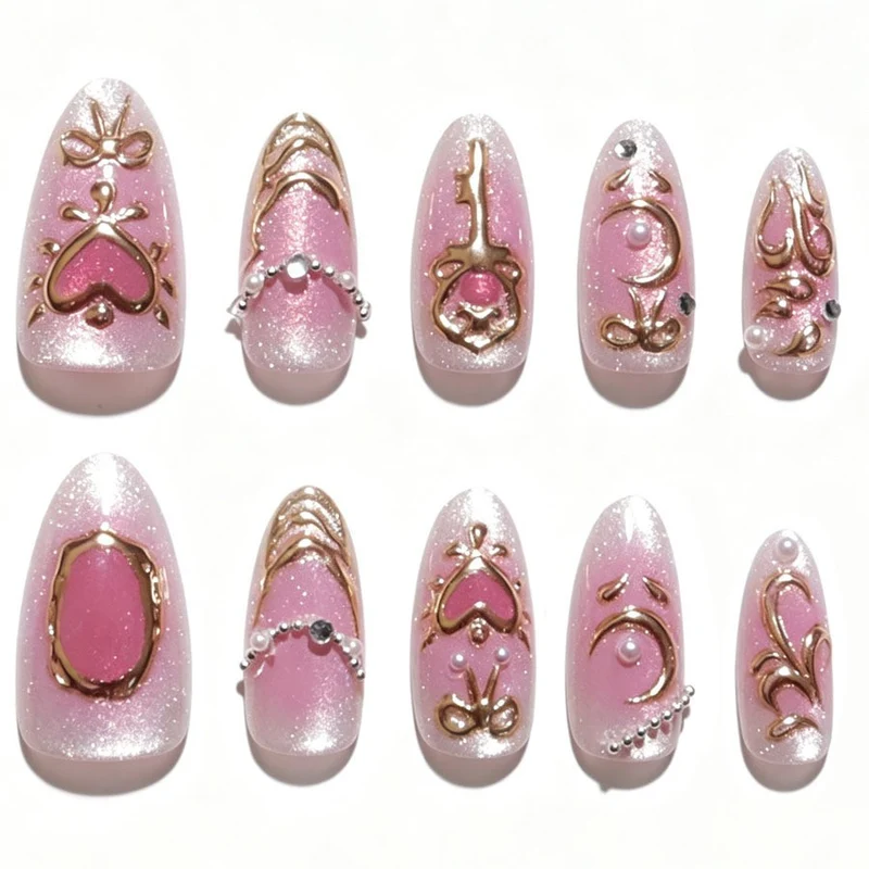 Kunstnagelset mit romantischen Verzierungen Karnz