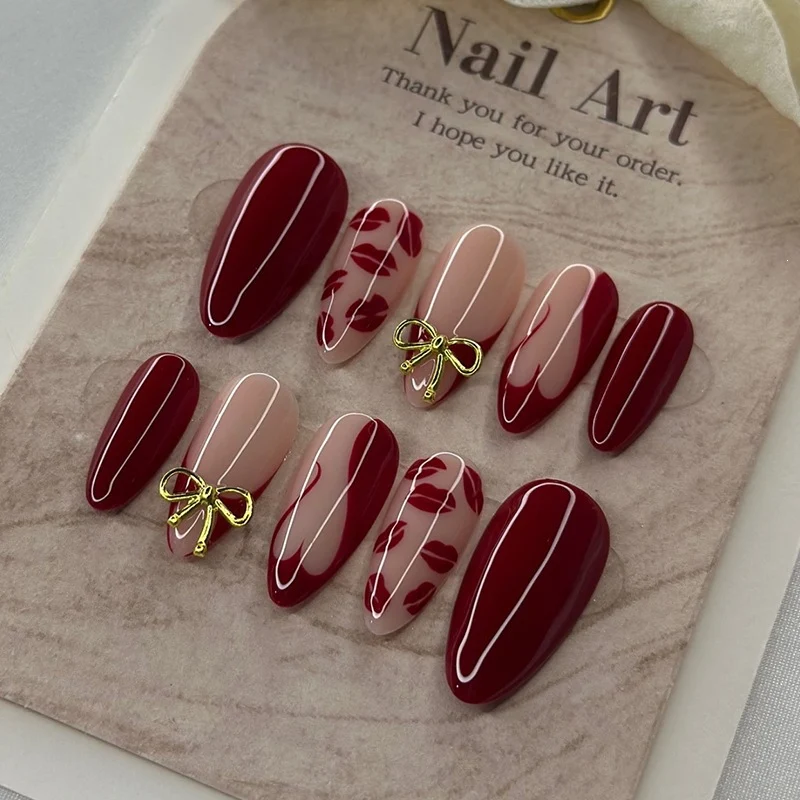 Kunstnagelset mit romantischen Schleifen- und Kusslippenmotiven Karnz