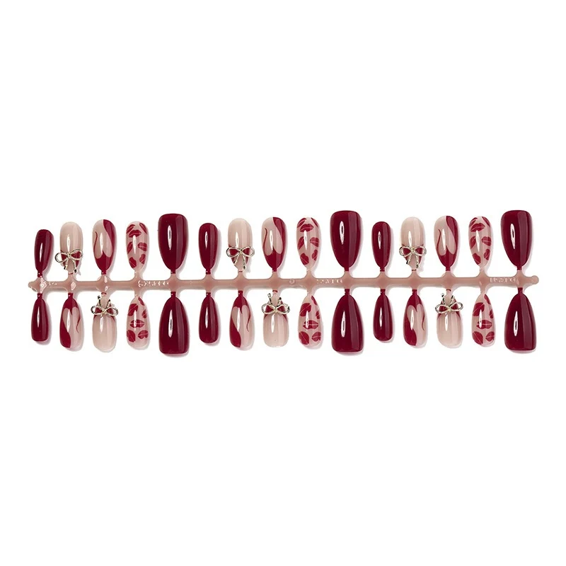 Kunstnagelset mit romantischen Schleifen- und Kusslippenmotiven Karnz