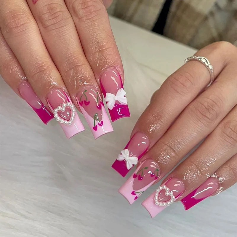 Kunstnagelset mit romantischen Kirschmotiven und eleganten Akzenten Karnz