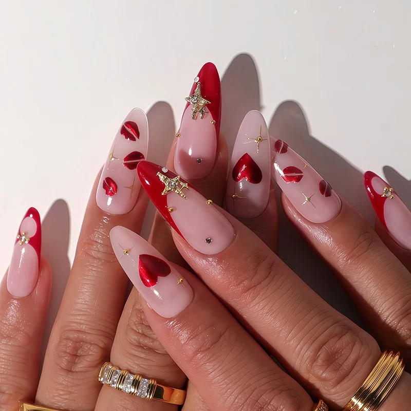 Kunstnagelset mit romantischen Herzmotiven und glamourösen 3D-Details Karnz