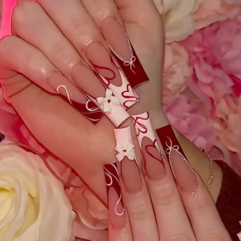 Kunstnagelset mit romantischen Herzmotiven und eleganten Designs Karnz
