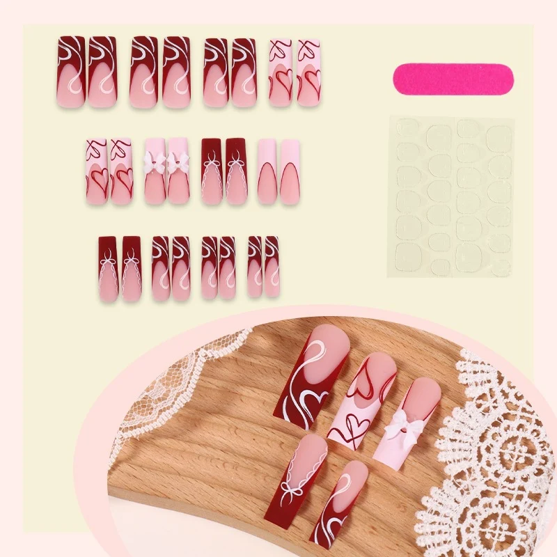 Kunstnagelset mit romantischen Herzmotiven und eleganten Designs Karnz