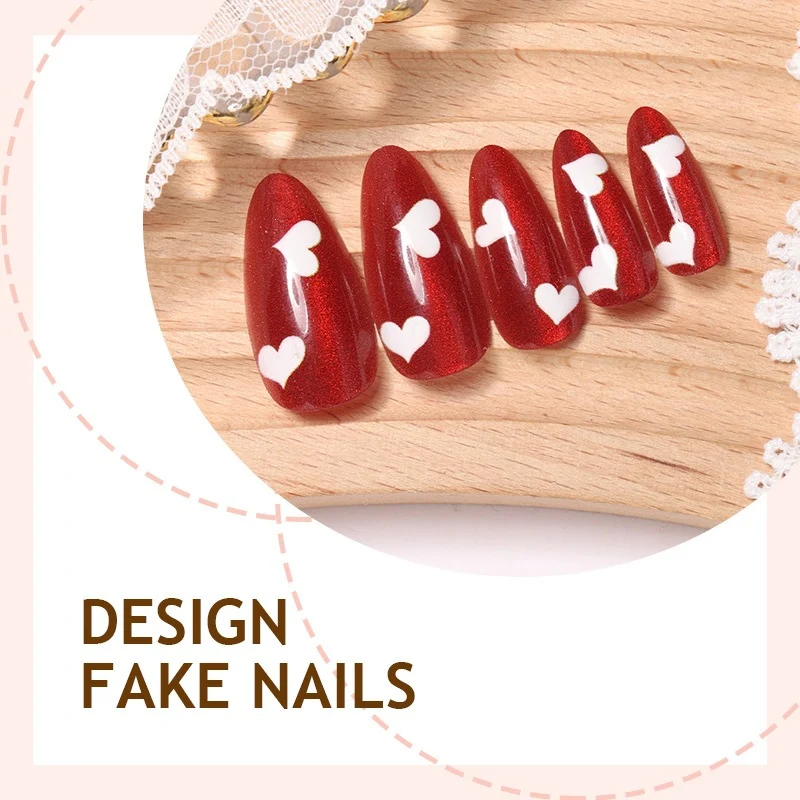 Kunstnagelset mit romantischen Herzmotiven Karnz