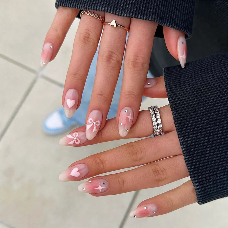 Kunstnagelset mit romantischen Herzen und eleganten Schleifen Karnz
