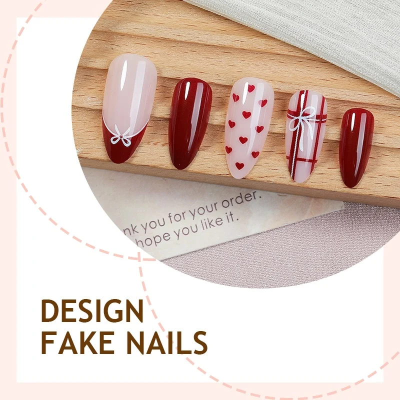 Kunstnagelset mit romantischen Herzdesigns Karnz