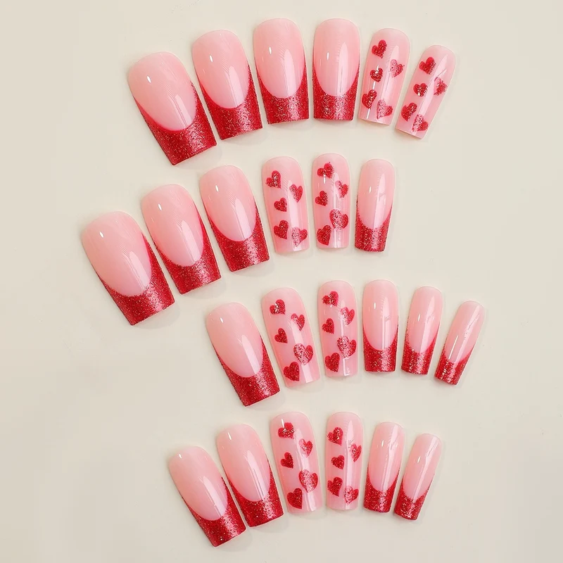 Kunstnagelset mit romantischen Herz-Designs und Glitzerakzenten Karnz