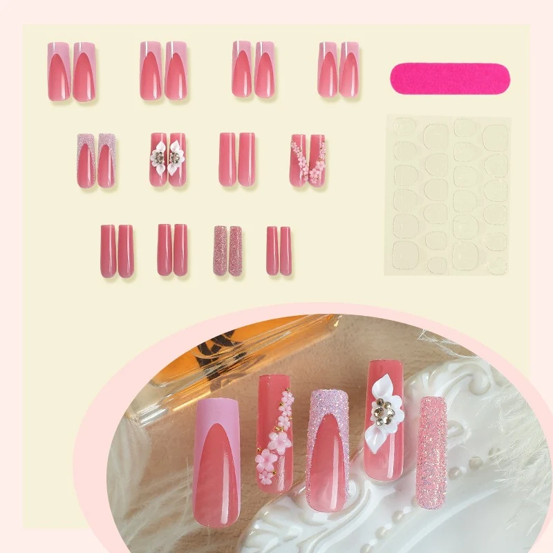 Kunstnagelset mit romantischen Blüten- und Glitzerelementen Karnz