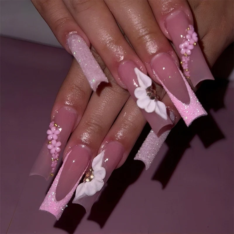 Kunstnagelset mit romantischen Blüten- und Glitzerelementen Karnz