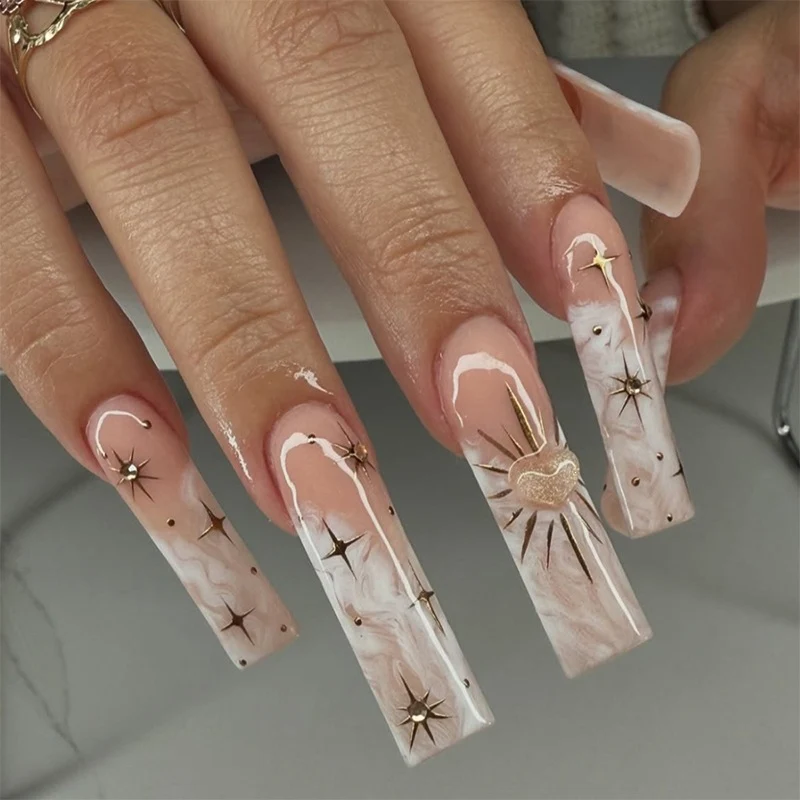 Kunstnagelset mit romantischen Blüten- und Glitzerakzenten Karnz