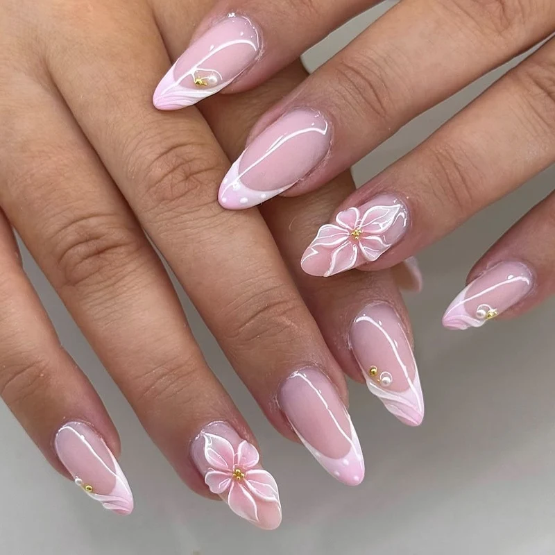 Kunstnagelset mit romantischen Blüten und eleganten Designakzenten Karnz