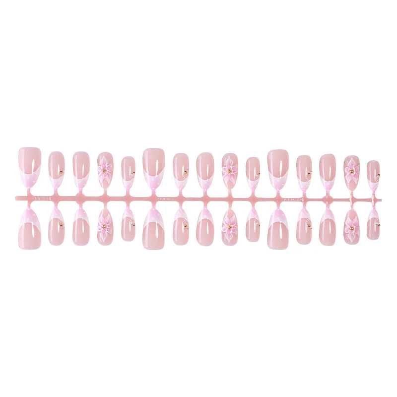 Kunstnagelset mit romantischen Blüten und eleganten Designakzenten Karnz
