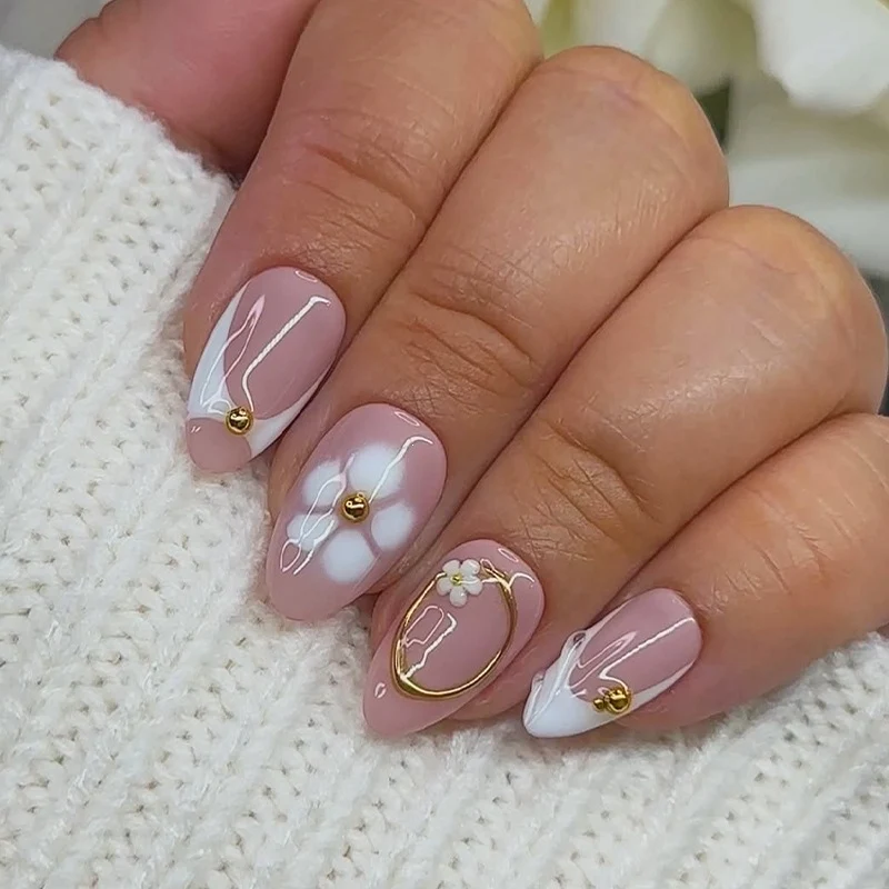 Kunstnagelset mit romantischen Blumenmotiven und zarten Akzenten Karnz