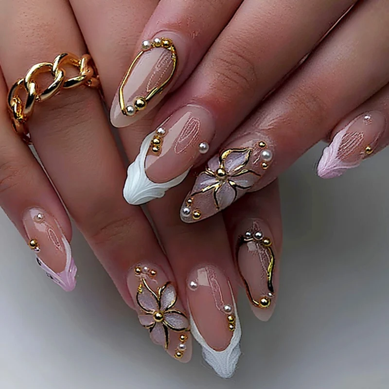 Kunstnagelset mit romantischen Akzenten Karnz