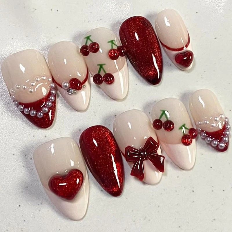 Kunstnagelset mit romantischem Herzdesign und funkelnden Akzenten Karnz