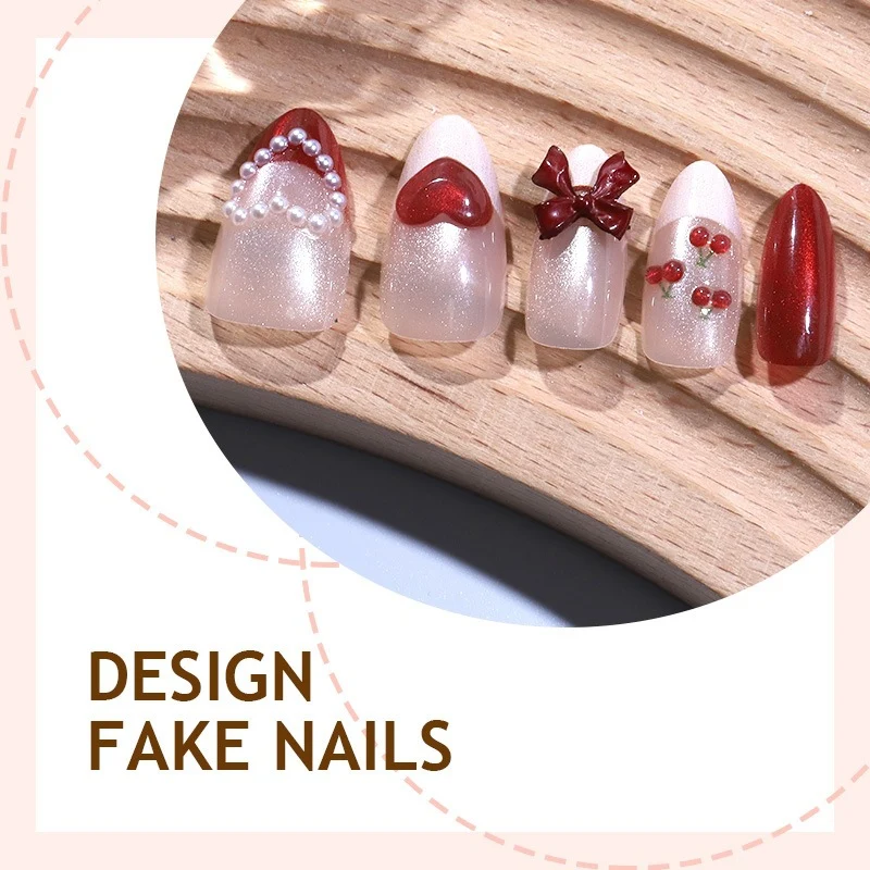 Kunstnagelset mit romantischem Herzdesign und funkelnden Akzenten Karnz
