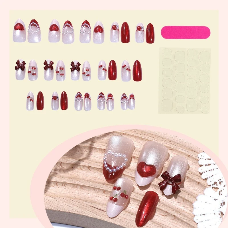 Kunstnagelset mit romantischem Herzdesign und funkelnden Akzenten Karnz