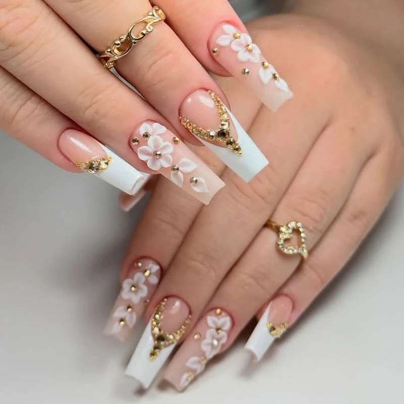 Kunstnagelset mit raffinierten Blüten- und Glitzerelementen Karnz