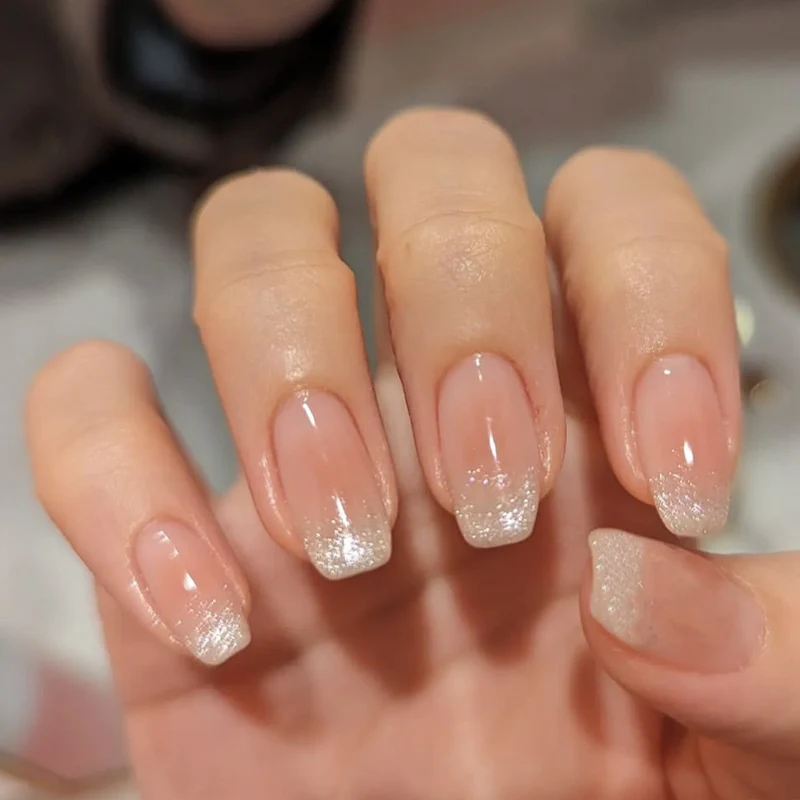 Kunstnagelset mit Ombre-Effekt und Glitzerakzenten Karnz