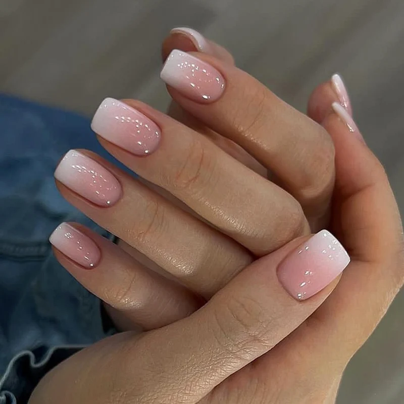 Kunstnagelset mit natürlichem Look und Hochglanz Karnz