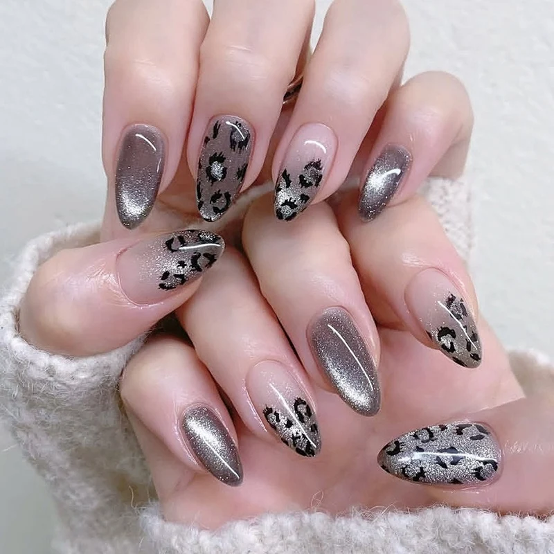 Kunstnagelset mit modischen Leomuster und eleganten Grautönen Karnz