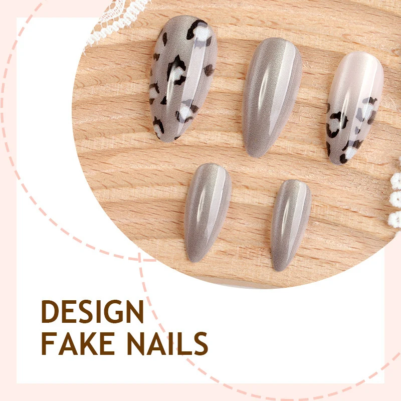Kunstnagelset mit modischen Leomuster und eleganten Grautönen Karnz