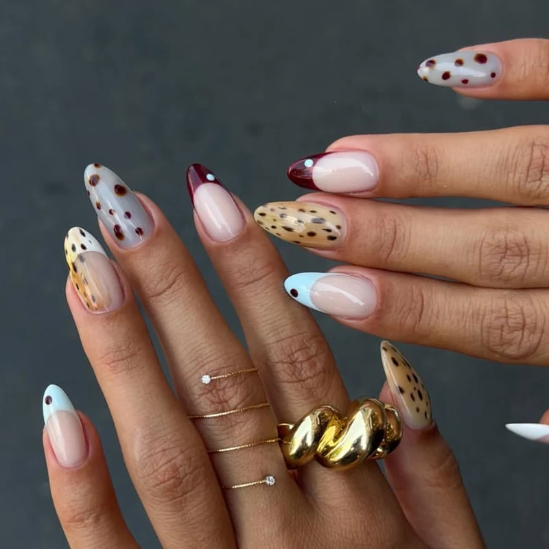 Kunstnagelset mit modernen Mustern und kreativen Akzenten Karnz