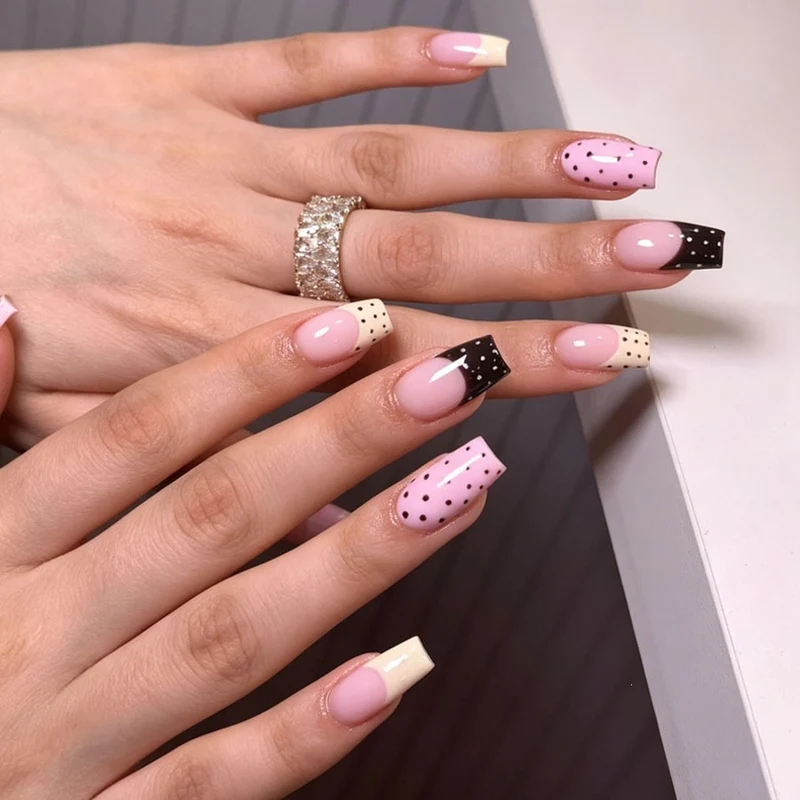 Kunstnagelset mit modernen Farbverläufen und kreativen Akzenten Karnz