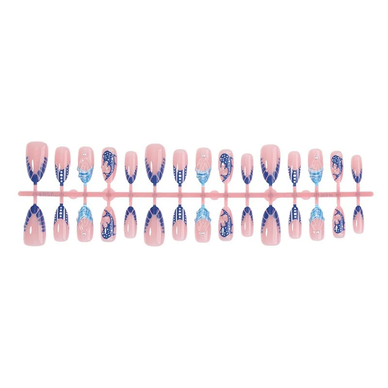 Kunstnagelset mit modernem Design und eleganten Akzenten Karnz