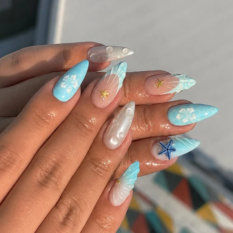 Kunstnagelset mit maritimen Motiven und zarten Akzenten Karnz