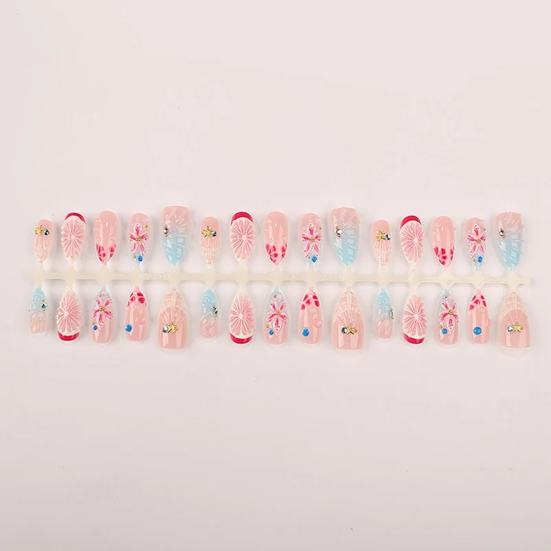 Kunstnagelset mit maritimen Motiven und luxuriösen Glitzerakzenten Karnz