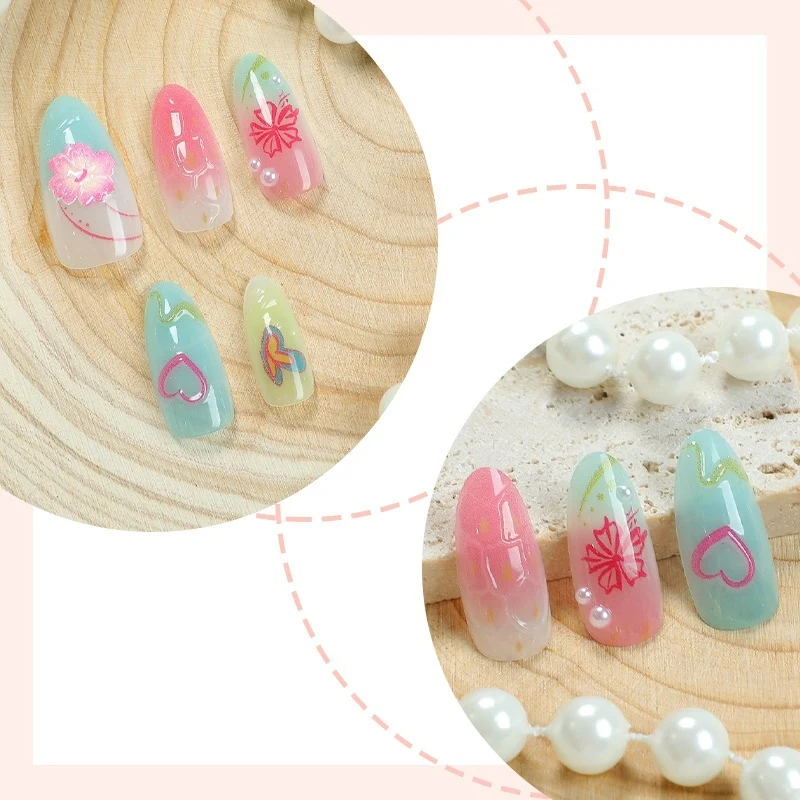 Kunstnagelset mit maritimen Motiven und bunten Akzenten Karnz