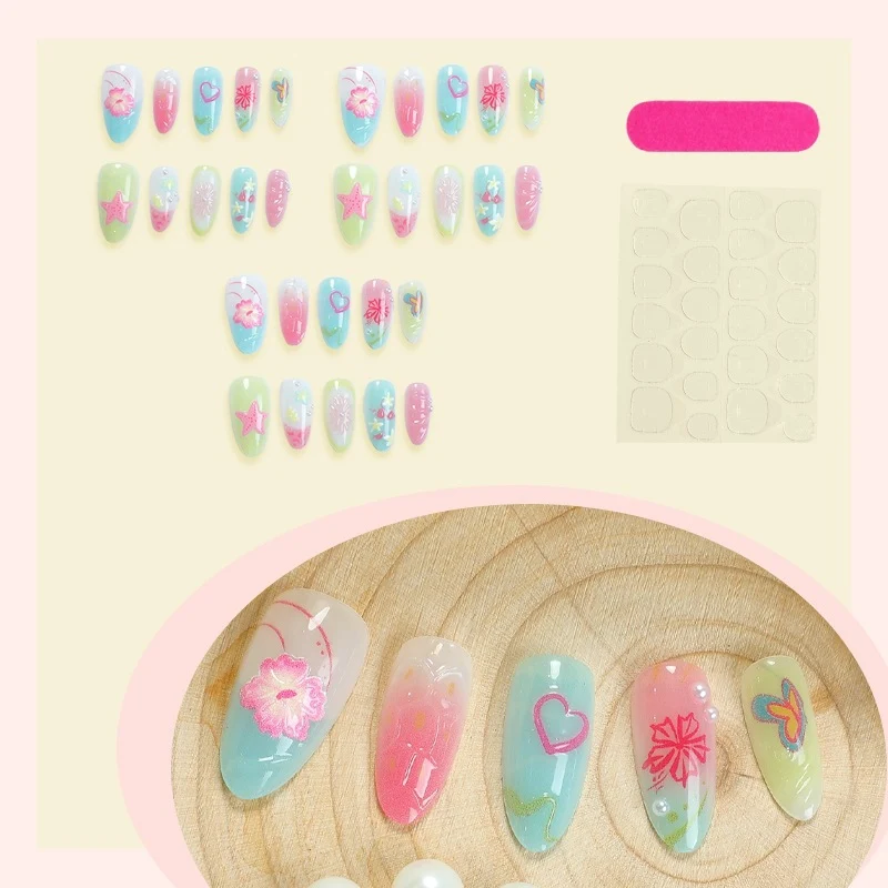 Kunstnagelset mit maritimen Motiven und bunten Akzenten Karnz