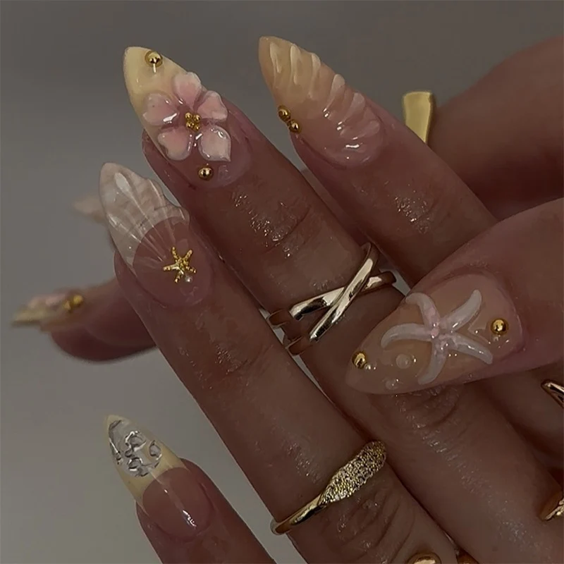 Kunstnagelset mit maritimen Motiven und bunten Akzenten Karnz