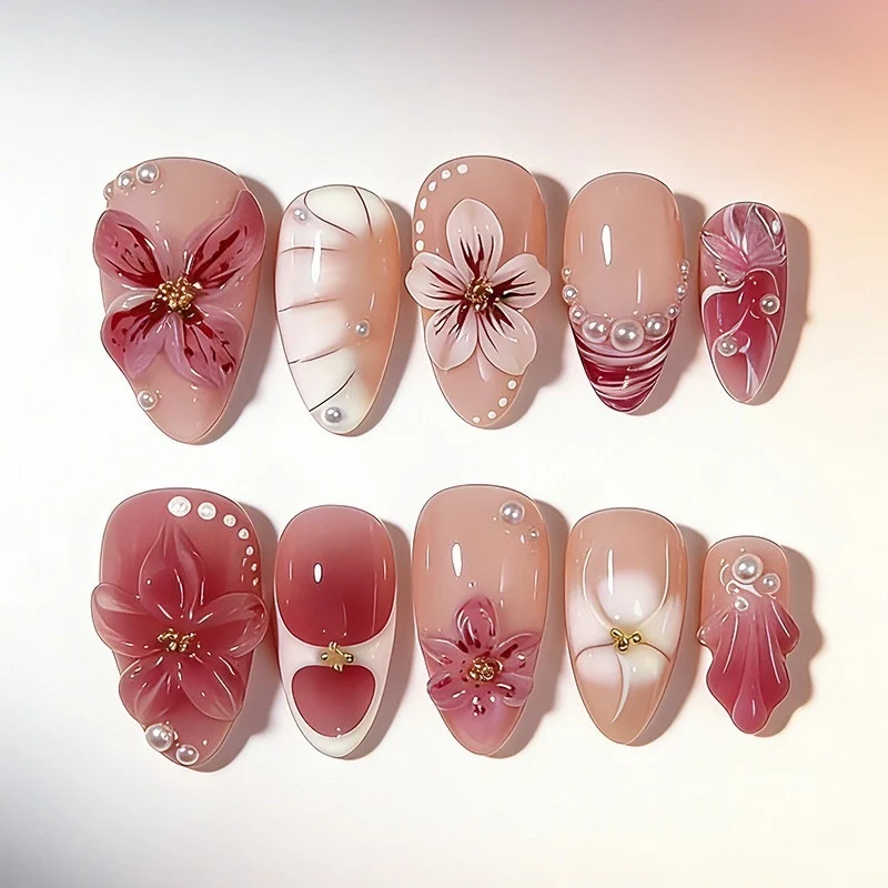 Kunstnagelset mit maritimen Motiven und bunten Akzenten Karnz