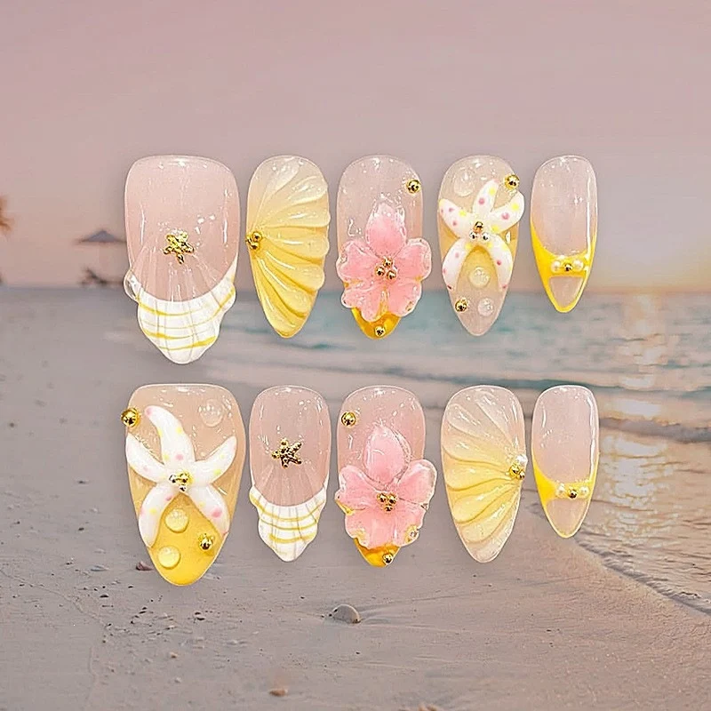 Kunstnagelset mit maritimen Motiven und bunten Akzenten Karnz