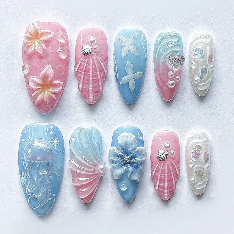 Kunstnagelset mit maritimen Motiven und bunten Akzenten Karnz