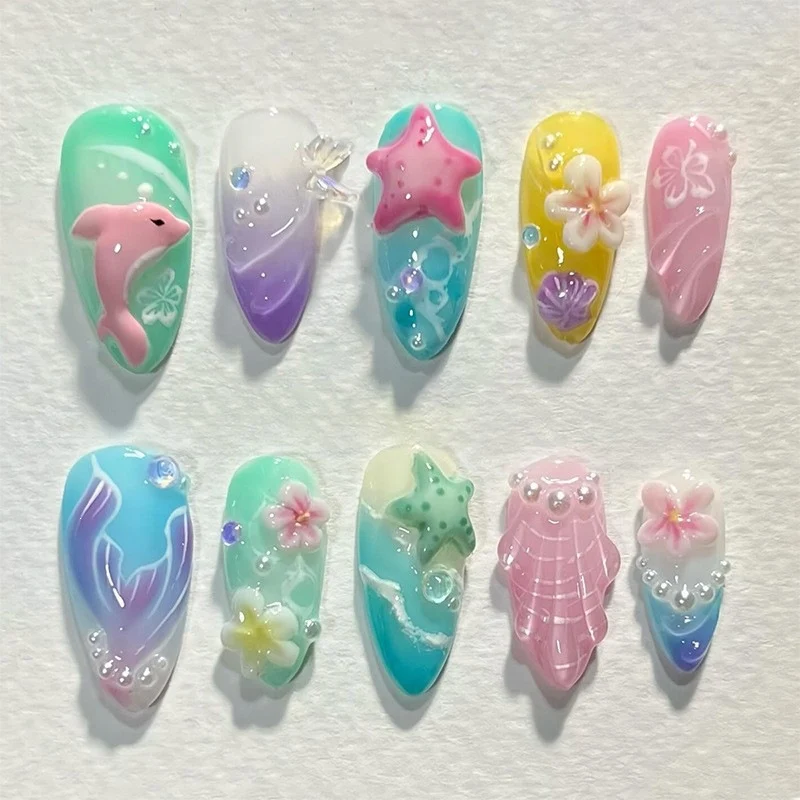 Kunstnagelset mit maritimen Motiven und bunten Akzenten Karnz