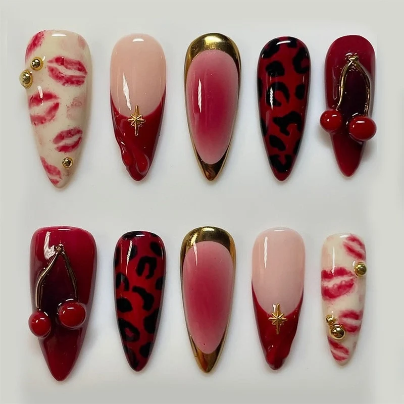 Kunstnagelset mit maritimen Motiven und bunten Akzenten Karnz
