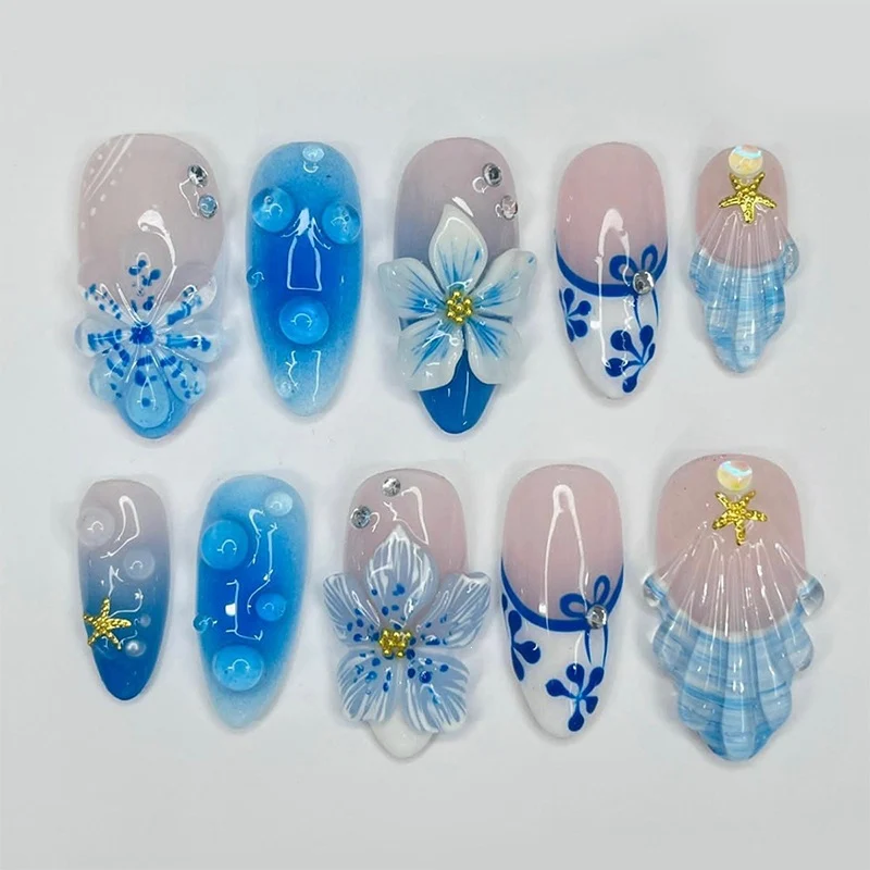 Kunstnagelset mit maritimen Designs und floralen Akzenten Karnz