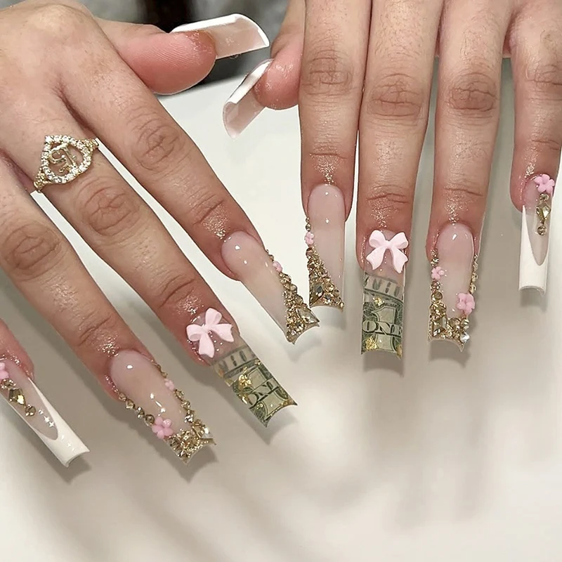 Kunstnagelset mit luxuriösen Verzierungen Karnz