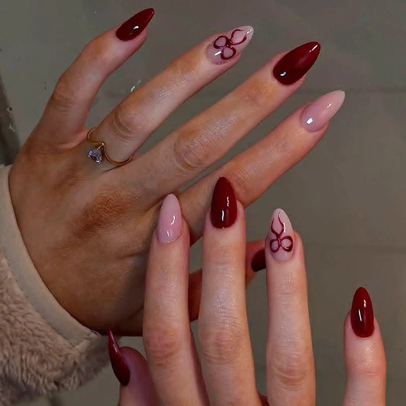 Kunstnagelset mit luxuriösen tiefroten und blassen Rosétönen Karnz