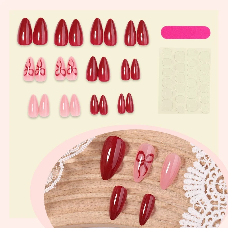 Kunstnagelset mit luxuriösen tiefroten und blassen Rosétönen Karnz