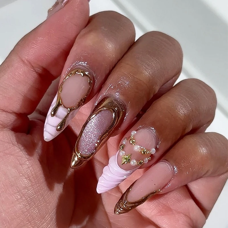 Kunstnagelset mit luxuriösen rosa Designs und Glamourösen Verzierungen Karnz